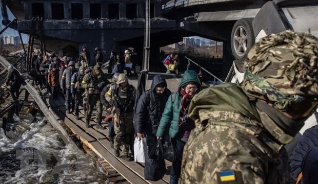 Sơ tán người dân khỏi thành phố chiến sự Mariupol, miền Đông Ukraine.