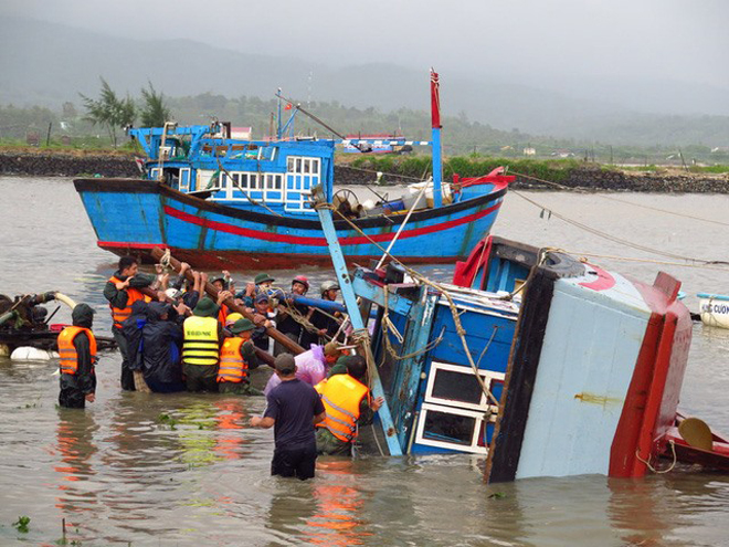 Tập trung sửa chữa lại nhà cửa, gia cố lồng bè, trục vớt tàu thuyền, xử lý môi trường sau mưa lũ.