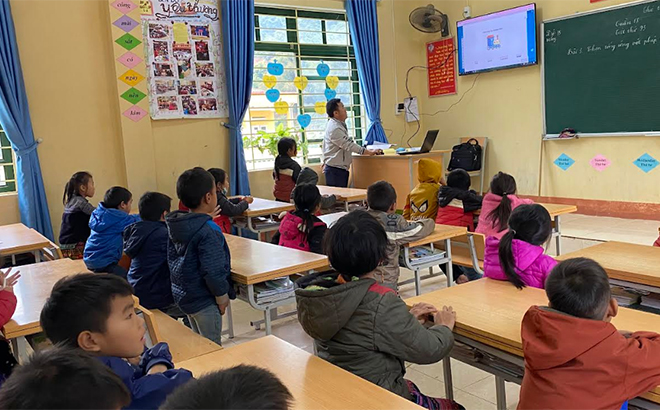 Một giờ học khai thác học liệu điện tử của thầy và trò Trường Phổ thông Dân tộc bán trú TH&THCS Hồ Bốn, huyện Mù Cang Chải.