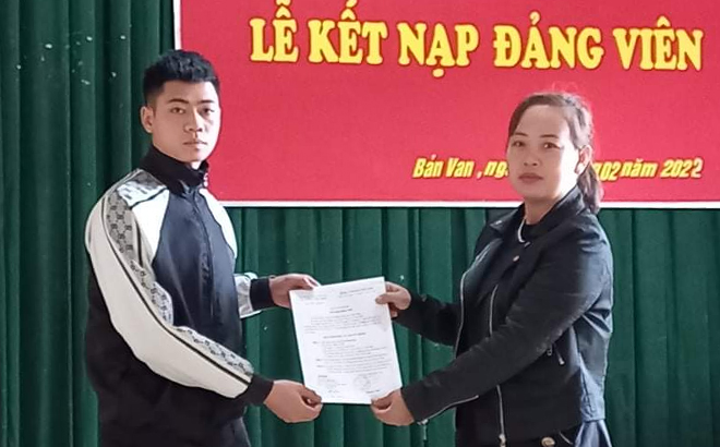 Trao quyết định kết nạp đảng viên mới tại Chi bộ thôn Bản Van, xã Gia Hội, huyện Văn Chấn.