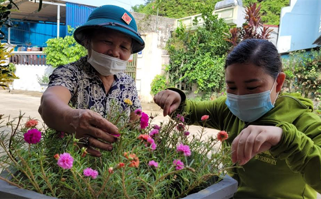 Người dân tổ dân phố Cường Bắc, phường Nam Cường, thành phố Yên Bái chăm sóc bồn hoa tạo cảnh quan môi trường xanh, sạch, đẹp.