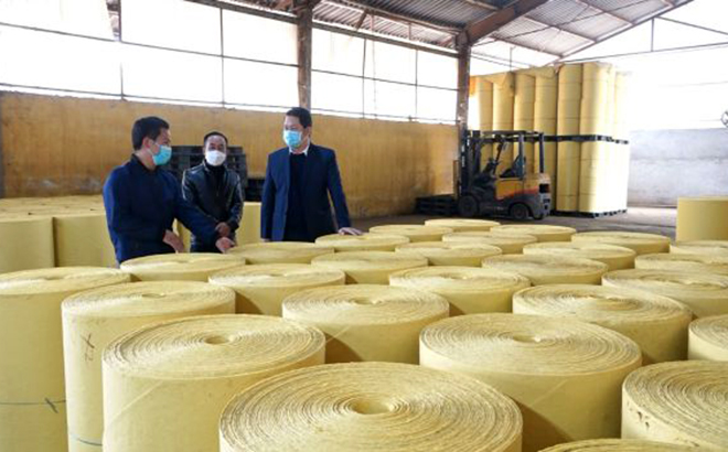 Lãnh đạo huyện Văn Yên kiểm tra sản xuất tại Nhà máy giấy đế Yên Hợp.