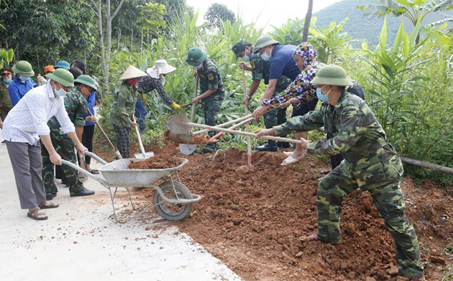 Lãnh đạo huyện Văn Yên tham gia “Ngày cuối tuần cùng dân” tại xã Đại Sơn.