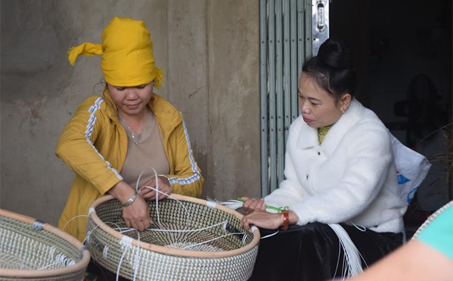 Thành viên Tổ hợp tác Mây tre song đan xã Thạch Lương, thị xã Nghĩa Lộ hoàn thiện sản phẩm xuất khẩu.