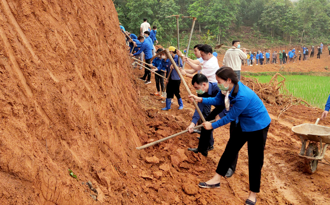 Tuổi trẻ Văn Chấn tham gia mở mới 1km tuyến đường nối thôn Quăn 1 với thôn Quăn 2, xã Bình Thuận.