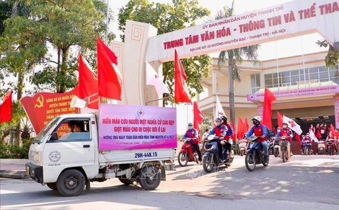 Đội tuyên truyền viên Chữ thập đỏ huyện Thanh Trì, Hà Nội tổ chức phát thanh bài tuyên truyền hiến máu, ý nghĩa của việc hiến máu cứu người tại các tuyến phố trên địa bàn huyện, sáng 3/4/2022.