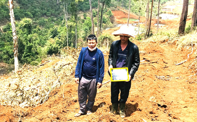 Đối tượng Phan Văn Thanh (bên phải) bị khởi tố bắt tạm giam để điều tra về tội “Hủy hoại rừng”