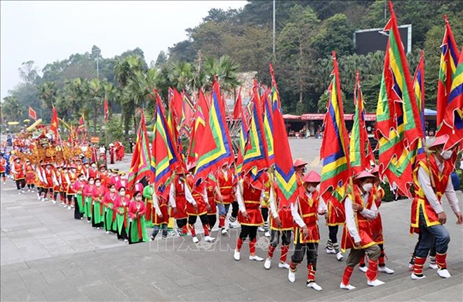 Lễ rước kiệu của các xã, phường, thị trấn vùng ven về Khu di tích lịch sử Quốc gia đặc biệt Đền Hùng.