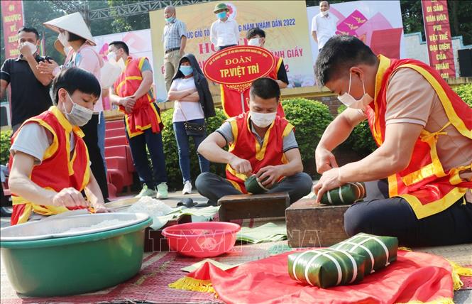 Đội thi Gói, nấu bánh chưng thành phố Việt Trì thực hiện phần thi gói bánh chưng.