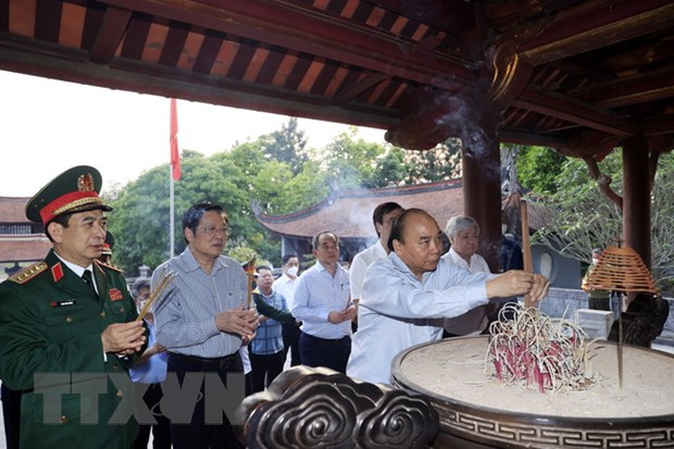 Chủ tịch nước Nguyễn Xuân Phúc dâng hương tại Đền thờ Đức Quốc tổ Lạc Long Quân. (Ảnh: TTXVN)