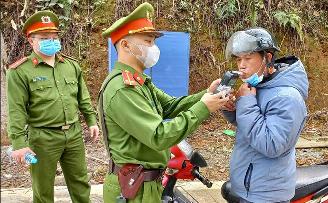 Cán bộ, chiến sĩ Công an huyện Lục Yên kiểm tra nồng độ cồn đối với người điều khiển phương tiện giao thông.