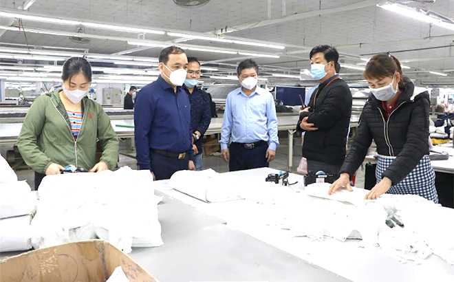 Lãnh đạo huyện Trấn Yên kiểm tra hoạt động sản xuất tại Công ty TNHH Quốc tế Vina KNF.