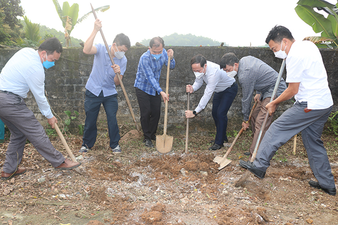 Lãnh đạo Văn phòng Tỉnh ủy và huyện Yên Bình tham gia “Ngày cuối tuần cùng dân” tại thôn Khe Nhàn.