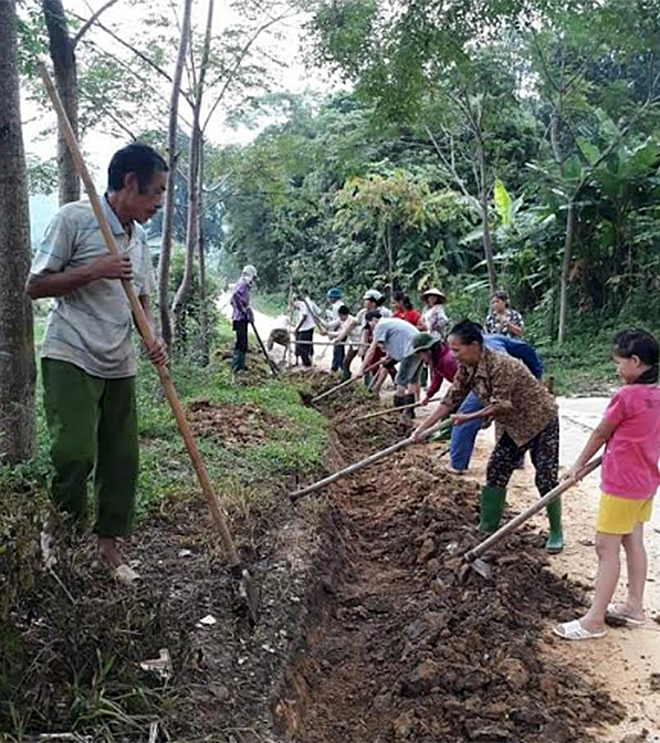 Nhân dân xã Việt Hồng tu sửa đường giao thông nông thôn.