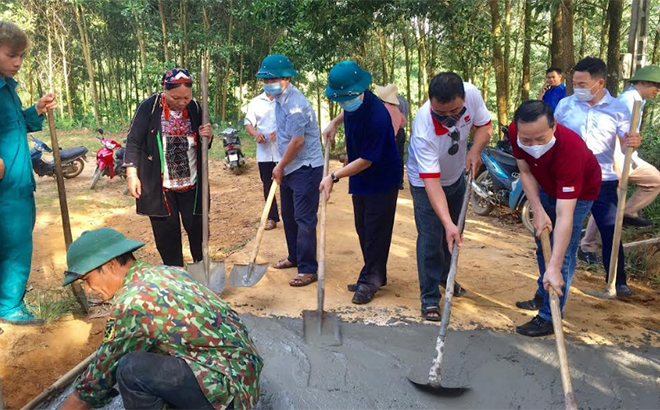 Ủy ban Mặt trận Tổ quốc và các hội đoàn thể xã Bảo Ái vận động nhân dân bê tông hóa đường giao thông nông thôn.