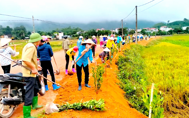 Nhân dân xã Đông Cuông, huyện Văn Yên trồng cây xanh làm đẹp cảnh quan môi trường.