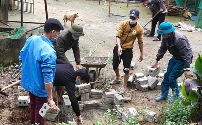 Người dân trên địa bàn huyện Văn Yên xây bể chứa rác thải, góp phần bảo vệ môi trường.