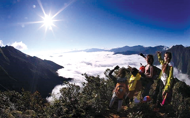 Travellers explore Mount Ta Chi Nhu in Tram Tau district.