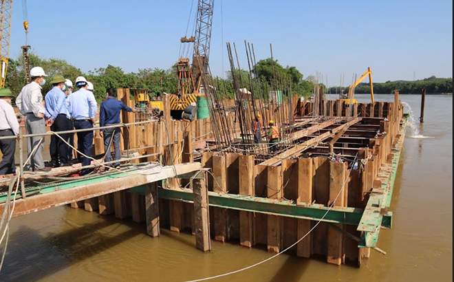 Đoàn công tác của tỉnh kiểm tra tiến độ thi công công trình cầu Giới Phiên, thành phố Yên Bái.