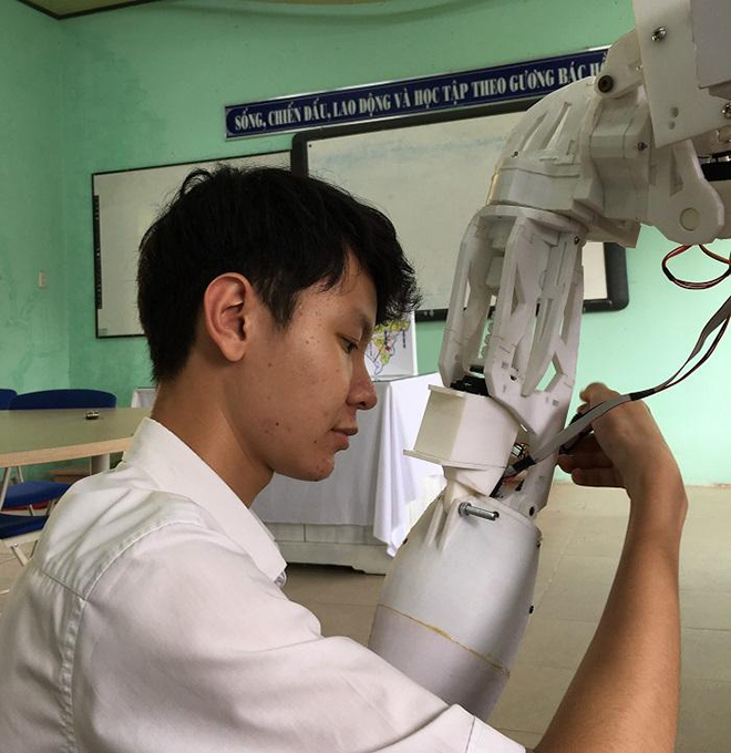 Cánh tay robot sử dụng AI: Khám phá cánh tay robot sử dụng trí tuệ nhân tạo, mang đến cho bạn cái nhìn đầy kỳ vọng về sự phát triển tiếp nối của công nghệ. Hình ảnh rõ nét và sắc nét sẽ khiến bạn cảm thấy thích thú với sức mạnh và tính toàn diện của robot.