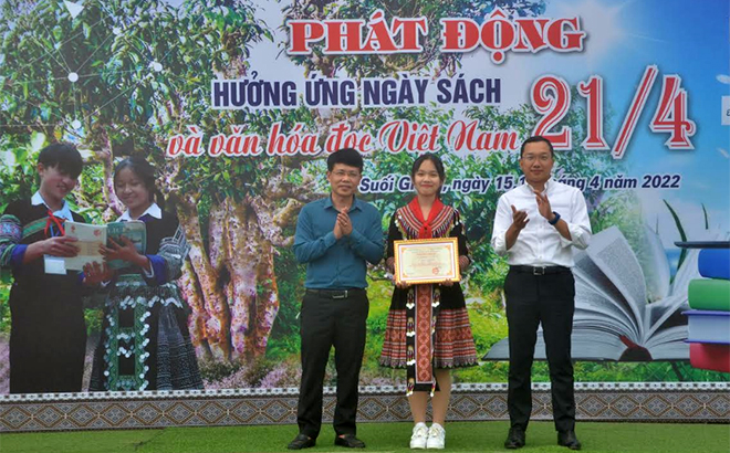 Ban tổ chức trao giải Nhất cuộc thi trưng bày, xếp sách nghệ thuật cho Trường phổ thông Dân tộc nội trú THCS huyện Văn Chấn.