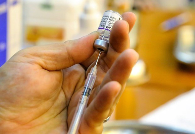 Tiêm vaccine phòng COVID-19 cho người dân.