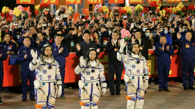 Phi hành gia Trung Quốc trở về sau sứ mệnh dài nhất của Bắc Kinh