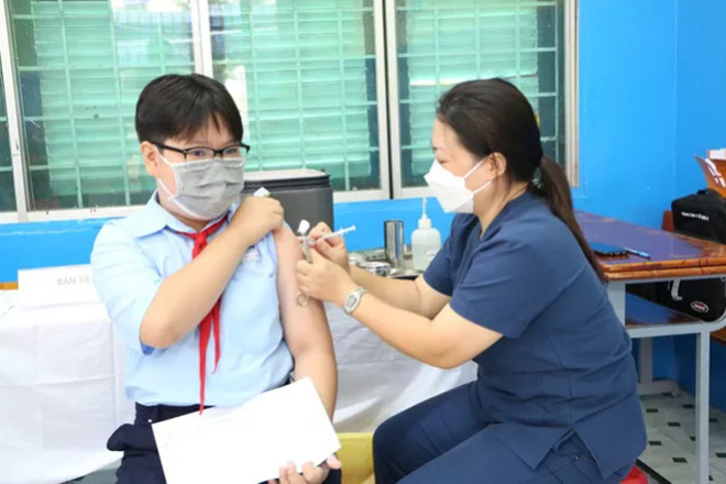 0.434 trẻ lớp 6 được tiêm vaccine trong ngày 16/4.