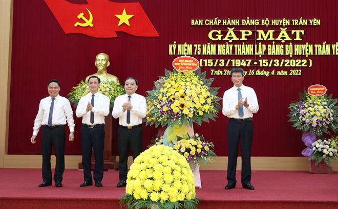 Thay mặt lãnh đạo tỉnh, đồng chí Trần Huy Tuấn - Phó Bí thư Tỉnh ủy, Chủ tịch UBND tỉnh tặng lãng hoa chúc mừng Đảng bộ huyện.