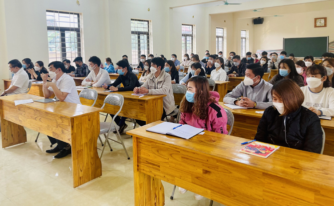 Đảng viên trẻ các dân tộc huyện Lục Yên được học tập bồi dưỡng trình độ lý luận chính trị.

