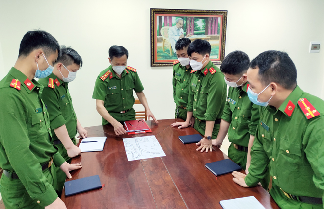 Ban Chuyên án 122L bàn phương án bắt giữ đối tượng trên đường tiêu thụ hêrôin.
