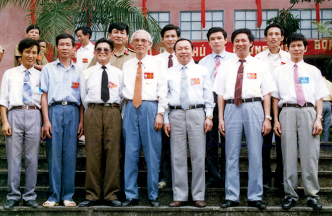 Các đại biểu Ban Tuyên giáo Tỉnh ủy chụp ảnh lưu niệm cùng các đồng chí lãnh đạo tỉnh bên lề Đại hội đại biểu Đảng bộ tỉnh Yên Bái lần thứ XIV.