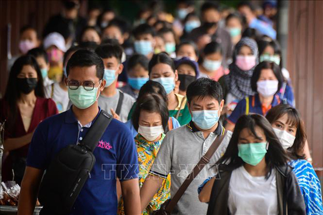 Người dân đeo khẩu trang phòng dịch COVID-19 tại Bangkok, Thái Lan. Ảnh: AFP/ TTXVN