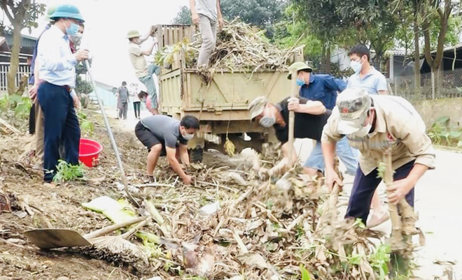 Cán bộ và nhân dân huyện Văn Yên tham gia lao động, vệ sinh môi trường.