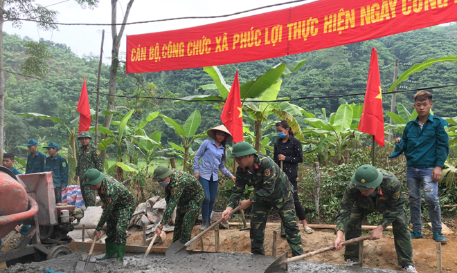 Cán bộ, chiến sĩ lực lượng vũ trang huyện Lục Yên tham gia “Ngày cuối tuần cùng dân” tại cơ sở.