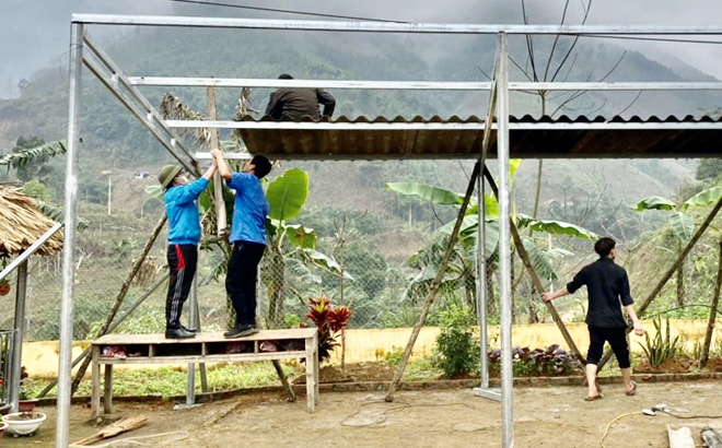 Đoàn viên thanh niên tham gia dựng khung nhà ăn bán trú cho học sinh Trường Mầm non Liên Sơn, xã Lang Thíp.