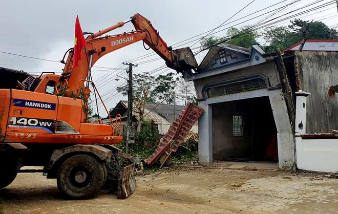 Học và làm theo lời Bác, nhiều hộ dân ở Phan Thanh đã tự nguyện tháo dỡ một số công trình xây dựng để làm đường giao thông nông thôn.