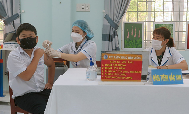 Tiêm vaccine phòng COVID-19 cho trẻ 11 tuổi tại điểm Trường Tiểu học Kim Đồng (thành phố Tuy Hòa, tỉnh Phú Yên).