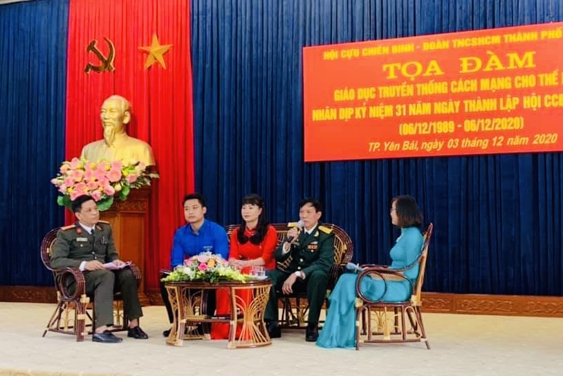 Cán bộ Hội Cựu chiến binh thành phố Yên Bái tham gia tọa đàm giáo dục truyền thống cách mạng cho thế hệ trẻ.