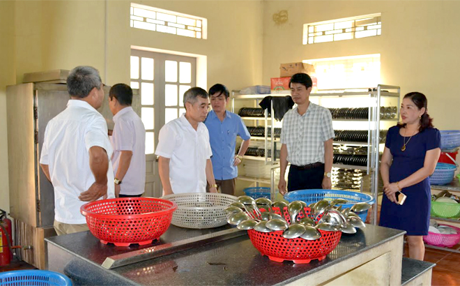 Đoàn công tác của thành phố Yên Bái giám sát bếp ăn tại Trường Tiểu học Nguyễn Thái Học.