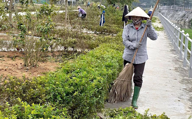 Người dân thôn 5, xã Minh Quán tham gia vệ sinh môi trường, góp sức xây dựng nông thôn mới nâng cao, nông thôn mới kiểu mẫu.
