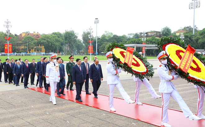 Vòng hoa của Đoàn mang dòng chữ 