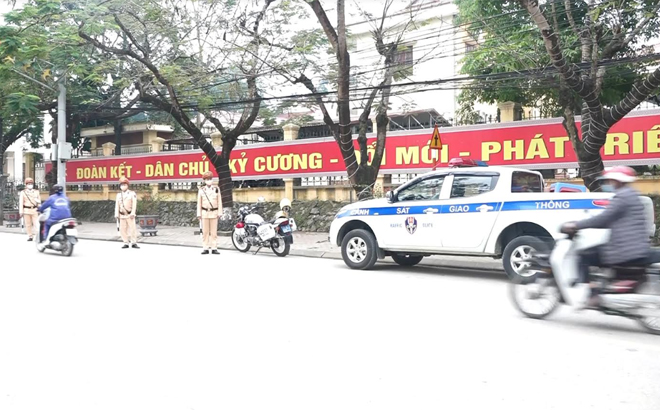 Cảnh sát giao thông công an huyện Văn Yên tích cực kiểm soát trật tự ATGT.