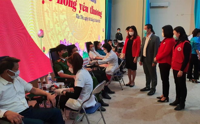 Cán bộ, công chức, viên chức, đoàn viên thanh niên huyện Văn Yên tham gia Chương trình hiến máu tình nguyện “Giọt hồng yêu thương năm 2021”.