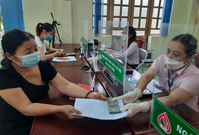 Người dân xã Tân Thịnh, thành phố Yên Bái  nhận vốn vay theo Nghị quyết 11 của Chính phủ
