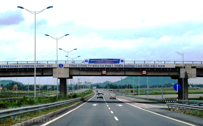 Phương tiện lưu thông trên tuyến đường cao tốc Nội Bài-Lào Cai.