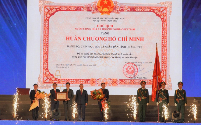 Chủ tịch nước Nguyễn Xuân Phúc thay mặt lãnh đạo Đảng, Nhà nước trao Huân chương Hồ Chí Minh lần thứ 2 cho Đảng bộ, chính quyền và nhân dân Quảng Trị