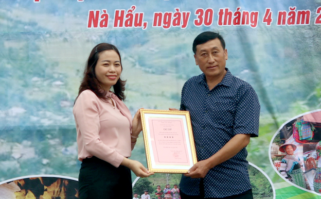 Lãnh đạo huyện Văn Yên trao giấy chứng nhận sản phẩm OCOP 4 sao về 