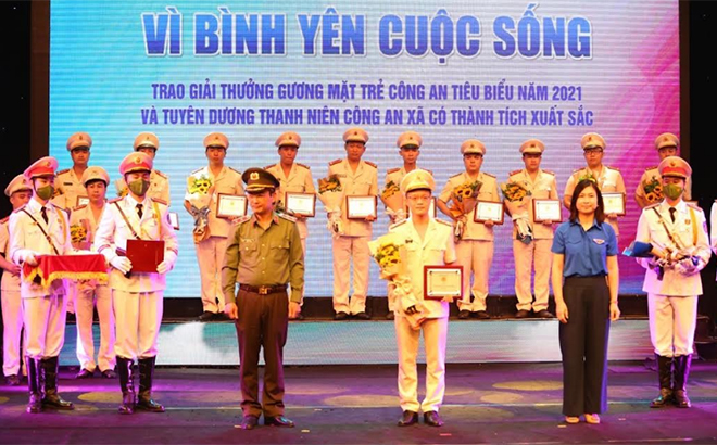 Đại úy Phan Anh Sơn tại Lễ trao giải thưởng gương mặt trẻ công an tiêu biểu năm 2021 và tuyên dương thanh niên công an xã có thành tích xuất sắc.