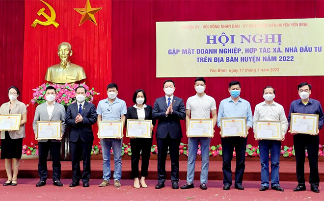 Lãnh đạo huyện Yên Bình khen thưởng các doanh nghiệp, hợp tác xã, nhà đầu tư có thành tích xuất sắc trong đóng góp xây dựng nông thôn mới và thực hiện tốt nghĩa vụ với ngân sách Nhà nước năm 2021.